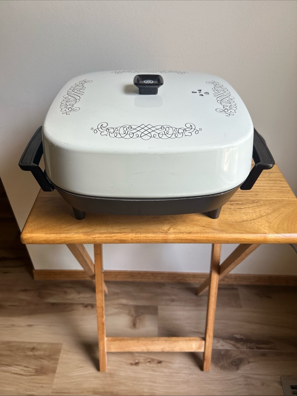 G.E. Electric Skillet with White Decorative Lid - Home Kitchen
